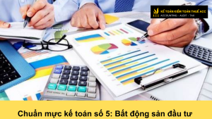 Bất động sản là một tài sản quan trọng đối với nhiều doanh nghiệp, có thể chiếm tỷ trọng lớn trong tổng tài sản. 1. chuẩn mực kế toán số 5: Bất động sản đầu tư 1.1. chuẩn mực kế toán số 5: Bất động sản đầu tư là gì ? Chuẩn mực kế toán số 5 là chuẩn mực kế toán quy định về việc ghi nhận, đánh giá và trình bày thông tin về bất động sản đầu tư trong báo cáo tài chính của các doanh nghiệp. Chuẩn mực này được ban hành bởi Ủy ban Chuẩn mực Kế toán Việt Nam (VASC). Mục đích của chuẩn mực kế toán số 5 Mục đích của chuẩn mực kế toán số 5 là nhằm đảm bảo rằng thông tin về bất động sản đầu tư trong báo cáo tài chính của các doanh nghiệp phải: Đúng đắn, trung thực và khách quan Đủ để cho người sử dụng báo cáo tài chính hiểu được tình hình tài chính của doanh nghiệp So sánh được giữa các kỳ kế toán và giữa các doanh nghiệp Các khái niệm cơ bản của chuẩn mực kế toán số 5 Chuẩn mực kế toán số 5 dựa trên các khái niệm cơ bản sau: Bất động sản đầu tư: Là bất động sản (bao gồm cả quyền sử dụng đất) được nắm giữ để thu nhập từ tiền thuê hoặc để tăng giá trị vốn. Bất động sản được nắm giữ để cho thuê: Là bất động sản đầu tư được nắm giữ để thu nhập từ tiền thuê. Bất động sản được nắm giữ để tăng giá trị vốn: Là bất động sản đầu tư được nắm giữ để tăng giá trị vốn trong tương lai. Các nội dung cụ thể của chuẩn mực kế toán số 5 Chuẩn mực kế toán số 5 quy định các nội dung cụ thể sau: Khái niệm và phân loại bất động sản đầu tư Ghi nhận ban đầu bất động sản đầu tư Đánh giá lại bất động sản đầu tư Trường hợp giảm giá trị bất động sản đầu tư Trình bày thông tin về bất động sản đầu tư trong báo cáo tài chính Khái niệm và phân loại bất động sản đầu tư Chuẩn mực kế toán số 5 quy định rằng bất động sản đầu tư là bất động sản (bao gồm cả quyền sử dụng đất) được nắm giữ để thu nhập từ tiền thuê hoặc để tăng giá trị vốn. Chuẩn mực kế toán số 5 cũng quy định rằng bất động sản đầu tư được phân loại thành hai loại: Bất động sản được nắm giữ để cho thuê: Là bất động sản đầu tư được nắm giữ để thu nhập từ tiền thuê. Bất động sản được nắm giữ để tăng giá trị vốn: Là bất động sản đầu tư được nắm giữ để tăng giá trị vốn trong tương lai. Ghi nhận ban đầu bất động sản đầu tư Chuẩn mực kế toán số 5 quy định rằng bất động sản đầu tư được ghi nhận ban đầu theo giá gốc, bao gồm: Giá mua: Là giá mua thực tế của bất động sản đầu tư, bao gồm giá mua ghi trên hóa đơn, thuế nhập khẩu, thuế tiêu thụ, phí vận chuyển, bốc dỡ, bảo hiểm và các chi phí khác có liên quan trực tiếp đến việc mua bất động sản đầu tư. Chi phí trực tiếp liên quan đến việc đưa bất động sản đầu tư về trạng thái và vị trí hiện tại để sẵn sàng cho việc sử dụng hoặc cho thuê: Là các chi phí phát sinh sau khi mua bất động sản đầu tư, bao gồm chi phí cải tạo, nâng cấp, sửa chữa, đầu tư mới, và các chi phí khác có liên quan trực tiếp đến việc đưa bất động sản đầu tư về trạng thái và vị trí hiện tại để sẵn sàng cho việc sử dụng hoặc cho thuê. 1.2. Các nguyên tắc và phương pháp chuẩn mực kế toán số 5: Bất động sản đầu tư Chuẩn mực kế toán số 5 (VAS 5) quy định các nguyên tắc và phương pháp kế toán bất động sản đầu tư. Chuẩn mực này nhằm mục đích đảm bảo tính trung thực, khách quan và có thể so sánh được của thông tin tài chính về bất động sản đầu tư. Các nguyên tắc kế toán bất động sản đầu tư Chuẩn mực kế toán số 5 quy định các nguyên tắc kế toán bất động sản đầu tư bao gồm: Định nghĩa và phân loại bất động sản đầu tư Bất động sản đầu tư là bất động sản (bao gồm đất và các tài sản gắn liền với đất) được nắm giữ và cho thuê, chờ tăng giá hoặc để phát triển và chờ bán trong kỳ kế toán hoặc các kỳ kế toán tiếp theo. Bất động sản đầu tư được phân loại thành các nhóm chính sau: * Bất động sản cho thuê * Bất động sản chờ tăng giá * Bất động sản để phát triển Kế toán ban đầu bất động sản đầu tư Bất động sản đầu tư được ghi nhận ban đầu theo giá gốc, bao gồm: * Giá mua * Chi phí trực tiếp liên quan đến việc mua, như chi phí thẩm định, chi phí giao dịch, chi phí tư vấn,... * Các khoản dự phòng giảm giá bất động sản đầu tư, nếu có. Kế toán sau ghi nhận ban đầu bất động sản đầu tư Bất động sản đầu tư được kế toán sau ghi nhận ban đầu theo một trong hai phương pháp sau: * Phương pháp giá gốc * Phương pháp giá trị hợp lý Phương pháp giá gốc Theo phương pháp giá gốc, bất động sản đầu tư được ghi nhận theo giá gốc, trừ đi các khoản khấu hao và tổn thất giảm giá. Phương pháp giá trị hợp lý Theo phương pháp giá trị hợp lý, bất động sản đầu tư được ghi nhận theo giá trị hợp lý, trừ đi các khoản dự phòng giảm giá bất động sản đầu tư, nếu có. Kế toán chênh lệch đánh giá lại bất động sản đầu tư Chênh lệch đánh giá lại bất động sản đầu tư là khoản chênh lệch giữa giá trị hợp lý của bất động sản đầu tư tại thời điểm đánh giá lại và giá gốc của bất động sản đầu tư. Chênh lệch đánh giá lại bất động sản đầu tư được ghi nhận vào vốn chủ sở hữu, trừ khi doanh nghiệp lựa chọn ghi nhận chênh lệch đánh giá lại vào thu nhập. Kế toán các khoản thu nhập và chi phí liên quan đến bất động sản đầu tư Các khoản thu nhập và chi phí liên quan đến bất động sản đầu tư được ghi nhận vào kết quả hoạt động kinh doanh trong kỳ, trừ khi các khoản thu nhập và chi phí này được ghi nhận vào vốn chủ sở hữu theo quy định của chuẩn mực kế toán. Kế toán thanh lý bất động sản đầu tư Khi thanh lý bất động sản đầu tư, doanh nghiệp ghi nhận doanh thu từ thanh lý, trừ đi giá vốn hàng bán và các chi phí khác liên quan đến việc thanh lý. Lưu ý khi áp dụng chuẩn mực kế toán số 5 Khi áp dụng chuẩn mực kế toán số 5, cần lưu ý một số điểm sau: Chuẩn mực kế toán số 5 áp dụng cho tất cả các doanh nghiệp có bất động sản đầu tư. Khi áp dụng chuẩn mực kế toán số 5, doanh nghiệp cần xác định đúng loại bất động sản đầu tư để áp dụng phương pháp kế toán phù hợp. Khi áp dụng phương pháp giá trị hợp lý, doanh nghiệp cần xác định giá trị hợp lý của bất động sản đầu tư một cách khách quan và phù hợp với thực tế. 2. Hướng dẫn thực hiện chuẩn mực kế toán số 5: Bất động sản đầu tư 2.1. Ý nghĩa chuẩn mực kế toán số 5: Bất động sản đầu tư Chuẩn mực kế toán số 5 có ý nghĩa quan trọng đối với việc ghi nhận, đánh giá và trình bày thông tin về bất động sản đầu tư trong báo cáo tài chính của các doanh nghiệp. Chuẩn mực này giúp đảm bảo tính trung thực và hợp lý của báo cáo tài chính, giúp người sử dụng báo cáo tài chính hiểu được tình hình tài chính của doanh nghiệp một cách đầy đủ và chính xác. Cụ thể, chuẩn mực kế toán số 5 có ý nghĩa như sau: Giúp xác định đúng đắn giá trị của bất động sản đầu tư: Chuẩn mực kế toán số 5 quy định các nguyên tắc và phương pháp ghi nhận ban đầu, đánh giá lại và trình bày thông tin về bất động sản đầu tư. Điều này giúp đảm bảo giá trị của bất động sản đầu tư trong báo cáo tài chính phản ánh đúng giá trị thực tế của tài sản. Giúp xác định đúng đắn thu nhập từ bất động sản đầu tư: Chuẩn mực kế toán số 5 quy định nguyên tắc ghi nhận thu nhập từ bất động sản đầu tư. Điều này giúp đảm bảo thu nhập từ bất động sản đầu tư trong báo cáo tài chính phản ánh đúng số tiền mà doanh nghiệp thu được từ việc cho thuê hoặc bán bất động sản đầu tư. Giúp xác định đúng đắn chi phí liên quan đến bất động sản đầu tư: Chuẩn mực kế toán số 5 quy định nguyên tắc ghi nhận chi phí liên quan đến bất động sản đầu tư. Điều này giúp đảm bảo chi phí liên quan đến bất động sản đầu tư trong báo cáo tài chính phản ánh đúng số tiền mà doanh nghiệp đã chi ra để duy trì, sử dụng và khai thác bất động sản đầu tư. Giúp cung cấp thông tin đầy đủ và hữu ích cho người sử dụng báo cáo tài chính: Chuẩn mực kế toán số 5 quy định các nội dung cần được trình bày trong báo cáo tài chính về bất động sản đầu tư. Điều này giúp người sử dụng báo cáo tài chính hiểu được tình hình tài chính của doanh nghiệp liên quan đến bất động sản đầu tư, bao gồm: Tổng giá trị của bất động sản đầu tư Phân loại bất động sản đầu tư Giá trị hợp lý của bất động sản đầu tư Sự biến động của giá trị hợp lý của bất động sản đầu tư Các khoản giảm giá trị bất động sản đầu tư 2.2. Phạm vi chuẩn mực kế toán số 5: Bất động sản đầu tư Chuẩn mực kế toán số 5 (VAS 5) quy định các nguyên tắc và phương pháp kế toán bất động sản đầu tư. Chuẩn mực này áp dụng cho tất cả các doanh nghiệp có bất động sản đầu tư, bao gồm: Doanh nghiệp được coi là có bất động sản đầu tư khi doanh nghiệp sở hữu bất động sản (bao gồm đất và các tài sản gắn liền với đất) được nắm giữ và cho thuê, chờ tăng giá hoặc để phát triển và chờ bán trong kỳ kế toán hoặc các kỳ kế toán tiếp theo. Bất động sản đầu tư được phân loại thành các nhóm chính sau: Bất động sản cho thuê Bất động sản chờ tăng giá Bất động sản để phát triển Các loại bất động sản không thuộc phạm vi áp dụng của chuẩn mực kế toán số 5 Các loại bất động sản sau đây không thuộc phạm vi áp dụng của chuẩn mực kế toán số 5: Bất động sản được sử dụng trong quá trình sản xuất, cung cấp dịch vụ, bán hàng hoặc quản lý của doanh nghiệp. Bất động sản được nắm giữ để bán trong kỳ kế toán hiện tại. Bất động sản nắm giữ để mục đích đầu tư và được quản lý như một phần của danh mục đầu tư tài chính. 2.3. Các thuật ngữ chuẩn mực kế toán số 5: Bất động sản đầu tư Chuẩn mực kế toán số 5: Bất động sản đầu tư sử dụng một số thuật ngữ quan trọng cần được hiểu rõ. Dưới đây là một số thuật ngữ quan trọng đó: Bất động sản đầu tư: Là bất động sản (bao gồm cả quyền sử dụng đất) được nắm giữ để thu nhập từ tiền thuê hoặc để tăng giá trị vốn. Bất động sản được nắm giữ để cho thuê: Là bất động sản đầu tư được nắm giữ để thu nhập từ tiền thuê. Bất động sản được nắm giữ để tăng giá trị vốn: Là bất động sản đầu tư được nắm giữ để tăng giá trị vốn trong tương lai. Giá gốc của bất động sản đầu tư: Là tổng giá trị của bất động sản đầu tư tại thời điểm ghi nhận ban đầu, bao gồm: Giá mua Chi phí trực tiếp liên quan đến việc đưa bất động sản đầu tư về trạng thái và vị trí hiện tại để sẵn sàng cho việc sử dụng hoặc cho thuê Giá trị hợp lý của bất động sản đầu tư: Là giá trị mà một tài sản có thể được trao đổi giữa hai bên có hiểu biết đầy đủ, sẵn sàng và có ý chí mua bán trong một giao dịch độc lập. Giảm giá trị bất động sản đầu tư: Là sự suy giảm giá trị của bất động sản đầu tư dưới giá gốc. Thu nhập từ bất động sản đầu tư: Là khoản tiền mà doanh nghiệp nhận được từ việc cho thuê hoặc bán bất động sản đầu tư. Chi phí liên quan đến bất động sản đầu tư: Là khoản tiền mà doanh nghiệp chi ra để duy trì, sử dụng và khai thác bất động sản đầu tư. Trình bày thông tin về bất động sản đầu tư trong báo cáo tài chính: Là việc cung cấp đầy đủ và rõ ràng các thông tin về bất động sản đầu tư trong báo cáo tài chính, bao gồm: Tổng giá trị của bất động sản đầu tư Phân loại bất động sản đầu tư Giá trị hợp lý của bất động sản đầu tư Sự biến động của giá trị hợp lý của bất động sản đầu tư Các khoản giảm giá trị bất động sản đầu tư Trên đây là một số thông tin về chuẩn mực kế toán số Hàng tồn kho. Hy vọng với những thông tin ACC đã cung cấp sẽ giúp bạn giải đáp được những thắc mắc về vấn đề trên. Nếu bạn cần hỗ trợ hãy đừng ngần ngại mà liên hệ với Công ty Kế toán Kiểm toán ACC, để được chúng tôi hỗ trợ nhanh chóng. ACC cam kết sẽ giúp bạn có trải nghiệm tốt nhất về các dịch vụ mà mình cung cấp đến khách hàng. Chúng tôi luôn đồng hành pháp lý cùng bạn.